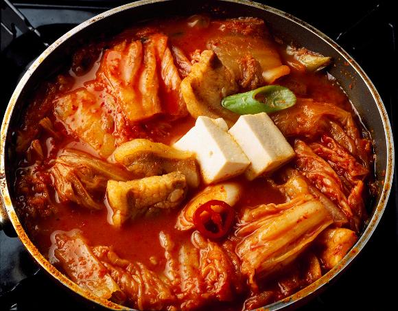겨울철 추위를 잊기 위해 즐기는 국물요리가 위와 혈압 건강에 악영향을 줄 수 있어 국물요리를 섭취할 때 주의할 필요가 있다. 사진은 기사와 직접적인 관련 없음. /사진=이미지투데이