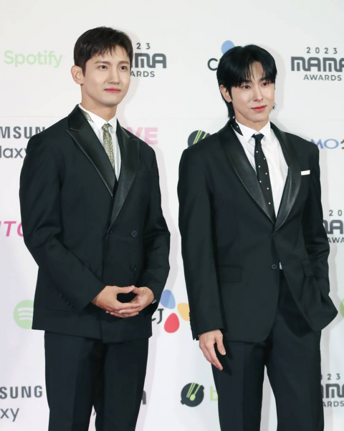 그룹 '동방신기'가 신곡 '다운' 무대를 일본 도쿄돔에서 열리는 '2023 마마 어워즈'에서 처음 공개한다. 사진은 28일 일본 도쿄톰에서 열린 ‘2023 마마 어워즈'에서 포즈를 취하는 그룹 동방신기 최강창민(왼쪽)과 유노윤호. /사진= 뉴스1