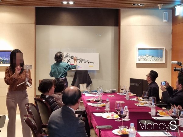 미래에셋이 지난 28일 WM 강남 파인낸스센터에서 금융과 아트의 만남의 장이 열었다. 사진은 이날 현장에서 작품을 그리는 정택영 작가의 모습. /사진=최자연 기자