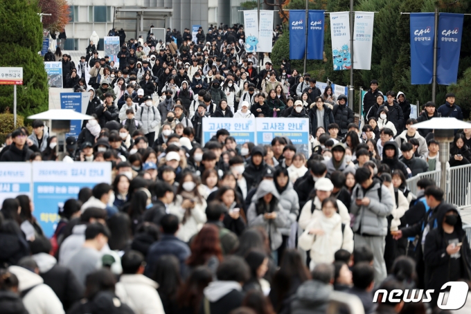논술고사에 응시한 수험생들이 고사장을 나서고 있다. (사진은 기사 내용과 무관함) / 뉴스1 ⓒ News1 민경석 기자