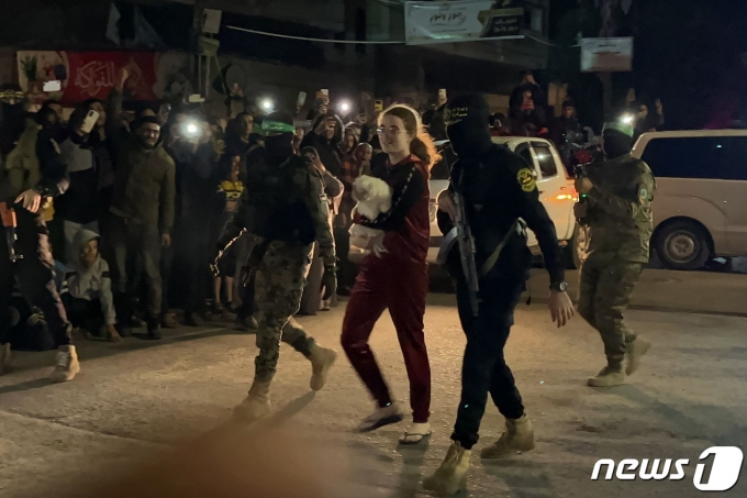 28일 이스라엘 인질들이 석방되고 있다. ⓒ AFP=뉴스1