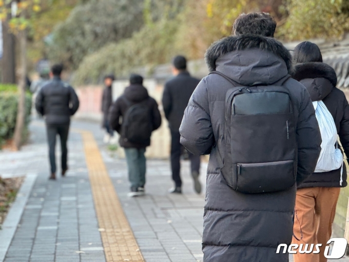 28일 인천 남동구 인천시청 역 앞 아침 추위에 패딩을 입고 출근길을 걷고 있는 시민.202311.28 ⓒ News1 박소영 기자