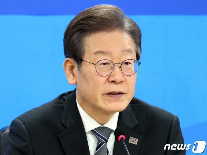 이재명 더불어민주당 대표가 27일 오전 서울 여의도 민주당 중앙당사에서 열린 윤석열 정부 ‘지방재정 파탄 해결’을 위한 민주당 지방정부 긴급 대책회의에서 모두발언을 하고 있다. 2023.11.27/뉴스1 ⓒ News1 황기선 기자