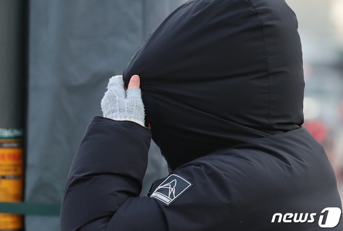 영하권 초겨울 추위가 찾아온 28일 오전 서울 광화문 네거리에서 두터운 옷차림의 한 시민이 발걸음을 옮기고 있다. 기상청은 전날 밤 내려온 찬 공기로 기온이 크게 떨어지고 일부 지역에서는 강풍을 동반한 비·눈이 내린다고 예보했다. 2023.11.28/뉴스1 ⓒ News1 김진환 기자