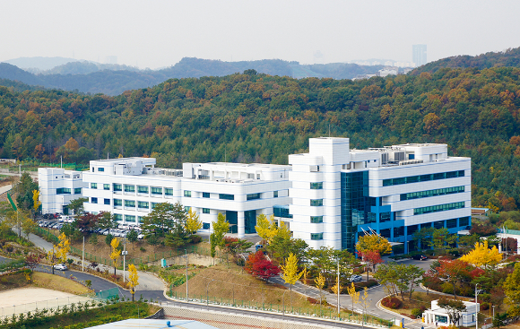 전통 제약사 종근당이 1조7000억원이 넘는 신약 후보물질 기술수출계약 성과를 내는 등 신약개발 역량을 뽐냈다. 사진은 경기 용인에 있는 효종연구소. /사진=종근당