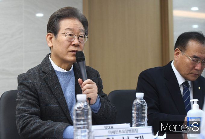 비이재명계(비명계) 권리당원들이 이재명 더불어민주당 대표의 직무를 정지해달라며 법원에 낸 가처분 심문이 29일 열린다. 사진은 이 대표가 지난 28일 서울 구로구 오류동 더세인트요양병원에서 열린 간병비 급여화 정책 현장간담회에서 모두발언을 하고 있는 모습. /사진=장동규 기자