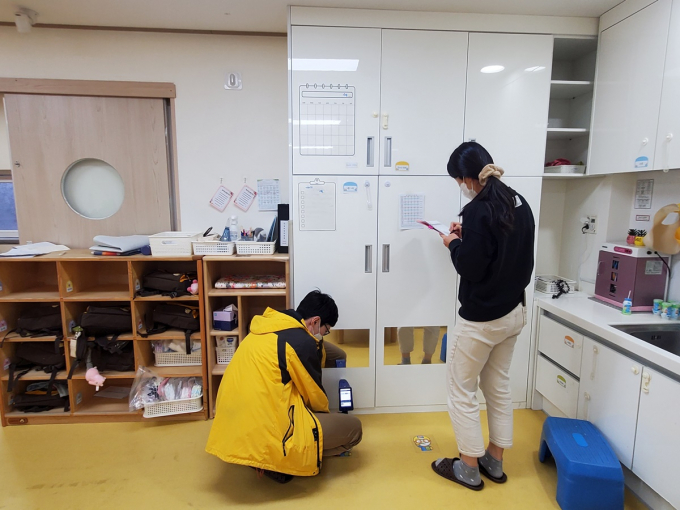 경기도보건환경연구원이 지난 4월부터 11월까지 경기남부지역 어린이집 40개소의 바닥재, 마감재 648건을 대상으로 중금속 납 안전성 검사를 진행한 결과 모두 기준치 이내인 것으로 나타났다. / 사진제공=경기도보건환경연구원 