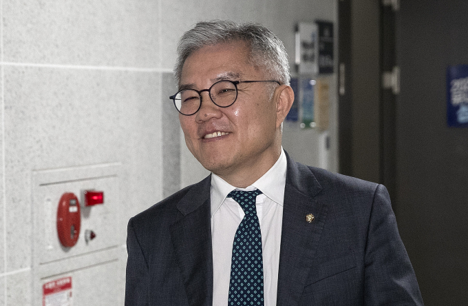 최강욱 전 더불어민주당 의원이 '암컷' 발언 논란에 대해 "내가 그렇게 빌런인가"라고 말했다. 사진은 최 전 의원이 지난 9월18일 서울 여의도 국회 의원회관 의원실로 들어서고 있는 모습. /사진=뉴스1