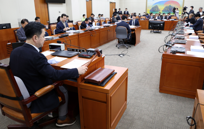 김종민 정무위 소위원장이 28일 오후 서울 여의도 국회에서 열린 정무위원회 법안심사 제1소위원회에서 의사봉을 두드리고 있다. /사진=뉴시스
