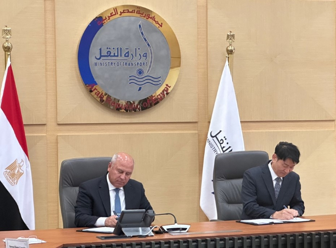 박상준 STX 대표이사(오른쪽)와 카멜 알 와지르 이집트 교통부 장관이 전략적 파트너십 계약(SPA) 체결식에 참석했다. /사진=STX