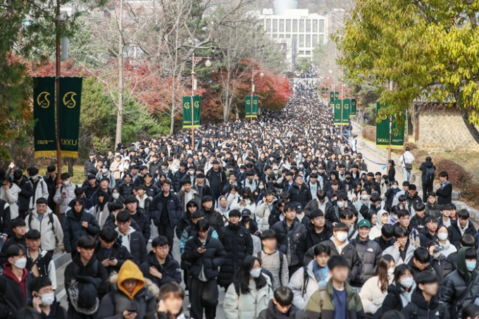 사진은 지난 19일 오전 서울 종로구 성균관대학교 정문 앞이 2024학년도 수시모집 논술시험을 마친 수험생들과 학부모들로 붐비는 모습. /사진=뉴스1
