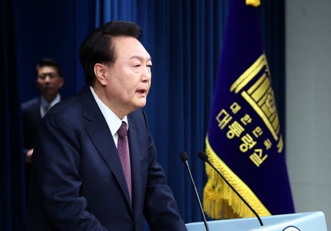 윤석열 대통령이 29일 '2030 부산 세계박람회(엑스포)' 유치 실패에 대해 "이 모든 것은 전부 저의 부족이라고 생각해달라"며 고개를 숙였다. 사진은 29일 서울 용산 대통령실 청사에서 2030 부산 세계박람회 유치 무산과 관련 대국민 브리핑을 하는 윤 대통령의 모습. /사진=뉴시스