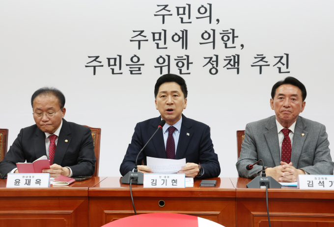 국회 본회의를 하루 앞둔 국민의힘이 당 안팎으로 녹록지 않은 상황이다. 사진은 김기현 국민의힘 대표(가운데)가 지난 27일 서울 여의도 국회에서 열린 최고위원회의에서 발언을 하고 있는 모습. /사진=뉴스1