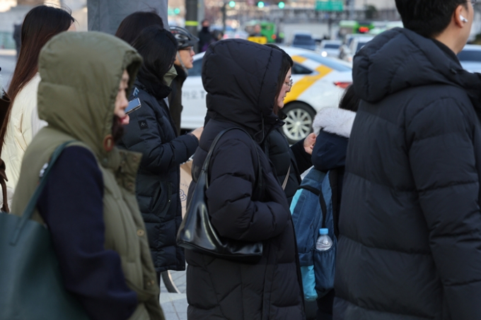 오는 30일에는 아침 최저기온이 영하 11도까지 떨어질 예정이다. 아침 최저기온이 영하로 떨어진 29일 서울 청계광장에서 시민들이 두꺼운 옷을 입은 채 출근하고 있다. /사진=뉴스1