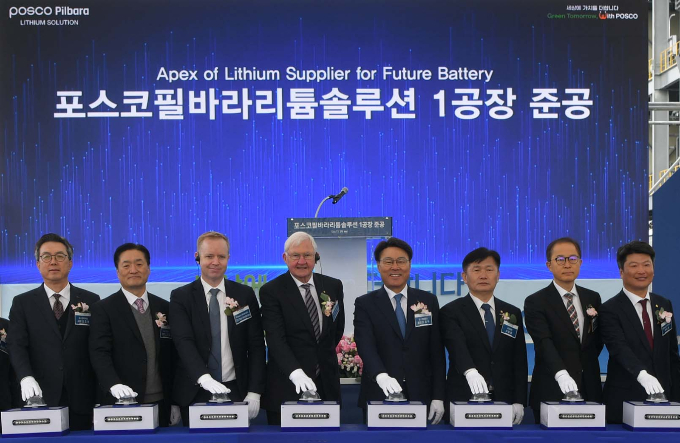 포스코그룹이 29일 전남 율촌산업단지에 포스코필바라리튬솔루션의 수산화리튬 공장을 준공했다. 왼쪽부터 김준형 포스코퓨처엠 사장, 김지용 포스코홀딩스 미래기술연구원장, 데일 헨더슨(Dale Henderson) 필바라미네랄(Pilbara Minerals) CEO, 앤서니 키어넌(Anthony Kiernan) 필바라미네랄 이사회 의장, 최정우 포스코그룹 회장, 서동용 국회의원, 이승렬 산업통상자원부 산업정책실장, 박창환 전라남도 정무부지사. /사진=포스코홀딩스