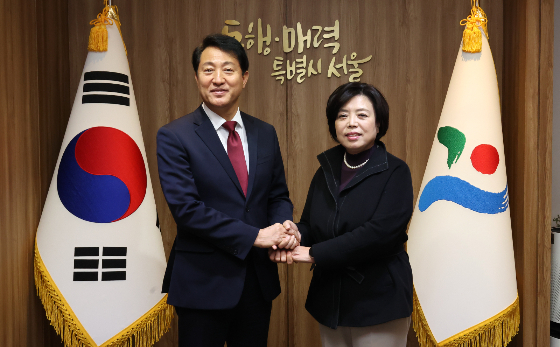 오세훈 서울시장과 신계용 경기도 과천시장이 29일 오전 서울시청에서 '메가시티 서울' 논의 면담에 앞서 악수하고 있다. /사진=뉴스1(공동취재) 