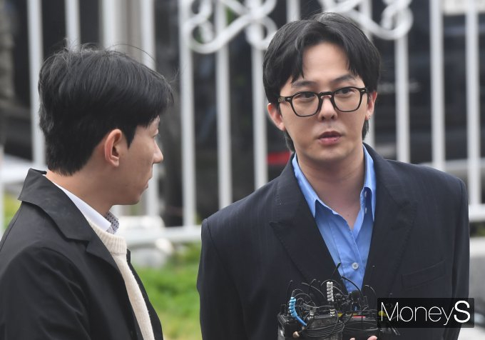 연예인 마약 파문의 중심에 있는 유흥업소 실장 A씨가 지드래곤 관련 진술을 번복한 것으로 전해졌다. 사진은 지난 6일 인천 남동구 인천논현경찰서에서 조사를 받기 위해 출석해 취재진 질문에 답하는 가수 지드래곤. /사진=장동규 기자