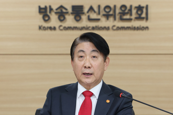 방송통신위원회가 유진그룹의 YTN 최대주주 변경 신청을 보류하고 을지학원이 신청한 연합뉴스TV 최대주주 변경 신청은 '부적절'로 판단했다. 사진은 이동관 방송통신위원장이 29일 오후 경기 정부과천청사 방송통신위원회에서 열린 제44차 위원회 회의에서 발언하는 모습. /사진=뉴스1