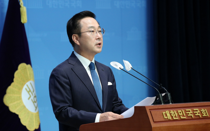 더불어민주당이 29일 오후 예정됐던 당 의원총회를 오는 30일 본회의 직후로 연기했다. 사진은 박성준 더불어민주당 대변인이 지난 8월13일 오전 서울 여의도 국회 소통관에서 잼버리 대회 관련 브리핑을 하는 모습. /사진=뉴시스