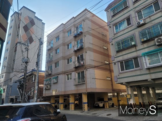  부동산 정보업체 경제만랩이 서울부동산정보광장 통계를 분석한 결과 올해 1~10월 서울 빌라(다세대·연립주택) 전·월세 거래량은 총 11만1440건으로 이 중 월세 거래량은 전년 동기 대비 10.6% 늘어난 5만1984건으로 집게됐다./사진=신유진 기자