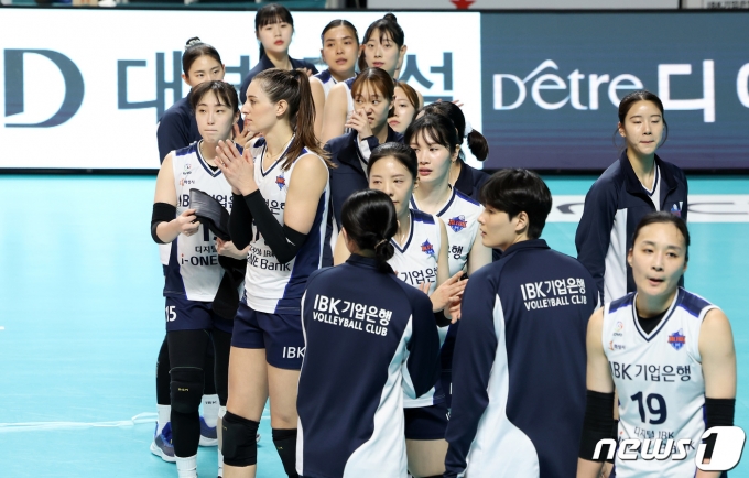 [사진] 역전패에 아쉬움 삼키는 IBK기업은행