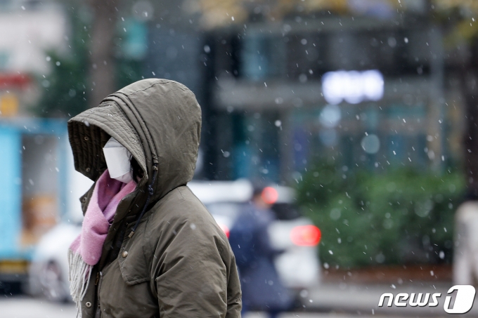 전국 곳곳에 눈이 내리는 29일 오후 서울 종로구 내자동 거리에서 한 시민이 모자, 목도리, 마스크를 착용한채 걸어가고 있다. 2023.11.29/뉴스1 ⓒ News1 안은나 기자