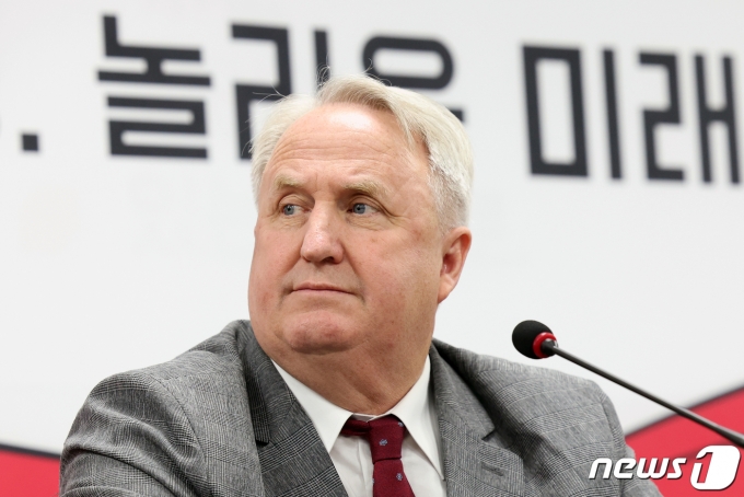 인요한 국민의힘 혁신위원장이 9일 오전 서울 여의도 국민의힘 중앙당사에서 열린 국민과 함께 혁신위원회 제5차 전체회의에서 생각에 잠겨 있다. 2023.11.9/뉴스1 ⓒ News1 황기선 기자