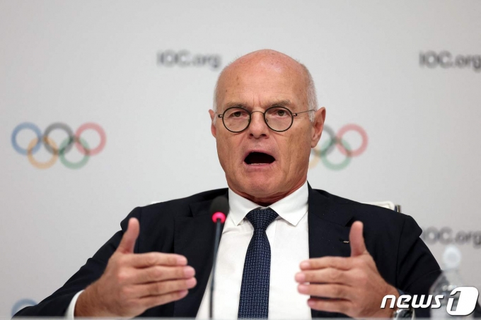 국제올림픽위원회(IOC)의 칼 토스 미래개최지위원회 위원장이 29일(현지시간) 프랑스 파리에서 열린 IOC 집행위원회 회의 직후 기자회견을 갖고 있다. 이날 집행위는 2030·2034년 동계올림픽 후보지로 각각 프랑스와 미국을 단독으로 선정했다. 2023.11.29. ⓒ AFP=뉴스1 ⓒ News1 김성식 기자