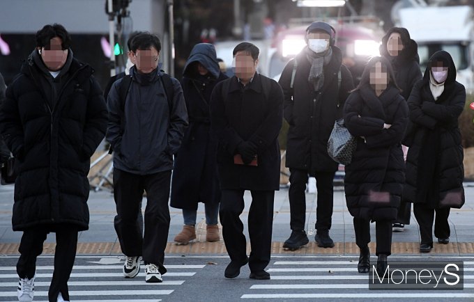 [머니S포토] 북극발 한파…'출근길 롱패딩 필수'