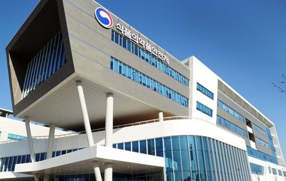 한국휴텍스제약의 내용고형제, 주사제, 점안제, 내용액제, 외용액제, 연고제 등 대단위 제형에 대한 GMP 적합판정 취소 절차가 진행된다. /사진=식약처