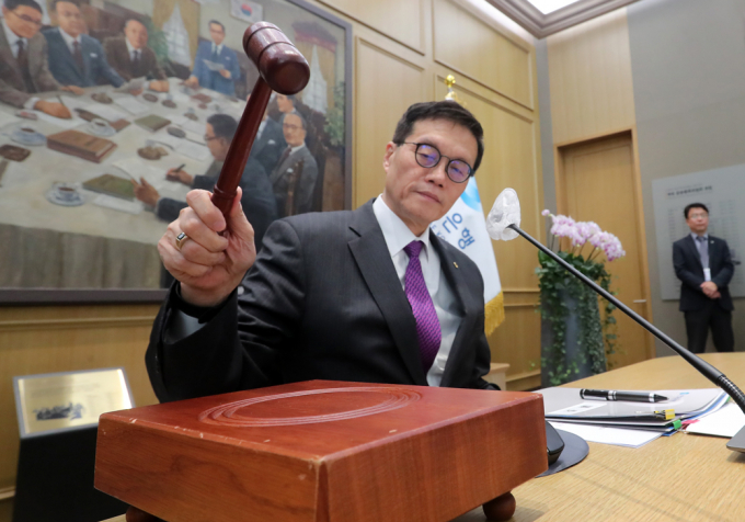 이창용 한국은행 총재가 30일 오전 서울 중구 한국은행 본부에서 열린 금융통화위원회 본회의에서 의사봉을 두드리고 있다./사진=머니S 임한별 기자