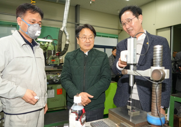 강기정 광주광역시장이 29일 오후 북구 첨단산단 내 ㈜상오정밀 에서 열린 정책소풍에 참석해 박상오 대표와 공장 내부를 둘러보고 있다./사진=광주시 