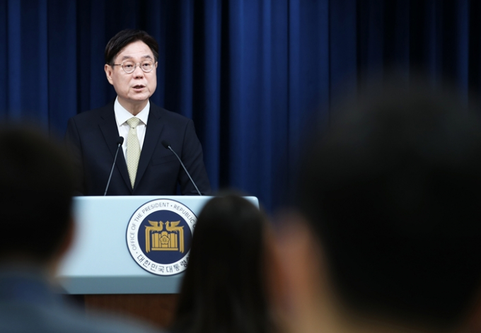 윤석열 대통령이 대통령실에 정책실장과 과학기술수석을 신설하는 조직개편을 30일 단행했다. 사진은 지난 6월 용산 대통령실 청사에서 비영리 민간단체 감사 결과를 발표하고 있는 이관섭 국정기획수석. /사진=뉴스1