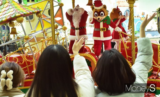 [머니S포토] 롯데월드, 크리스마스 분위기 물씬 '미라클윈터'오픈