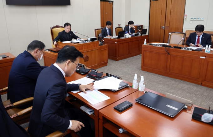 신혼부부에게 최대 3억원까지 증여세를 공제해주고 가업승계 증여세 최저세율 과세구간을 120억원 이하로 확대하는 법안이 국회 상임위원회 문턱을 넘었다. 사진은 정태호 국회 기재위 예결심사소위원장이 지난 28일 오후 서울 여의도 국회에서 열린 기획재정위원회 예산결산기금심사소위원회에서 의사봉을 두드리고 있는 모습. /사진=뉴스1