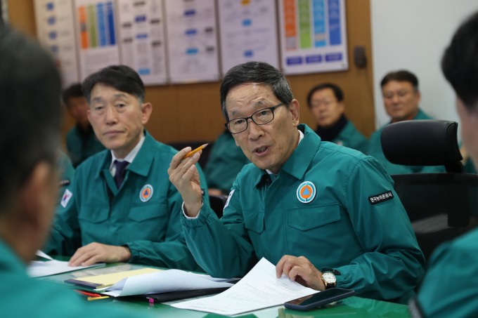 이병호 한국농어촌공사 사장이 30일 재난안전상황실에서 경주지진 현황 및 주요 조치사항을 점검하고 있다./농어촌공사