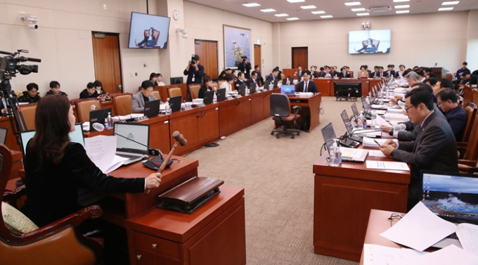 여야는 30일 국회 산업통상자원중소벤처기업위원회 전체회의에서 정부를 향해 2030 부산 세계박람회(부산엑스포) 투표 결과에 대해 질타했다. 사진은 이재정 국회 산자위원장이 30일 오전 서울 여의도 국회에서 열린 산업통상자원중소벤처기업위원회 전체회의를 주재하고 있는 모습. /사진=뉴스1