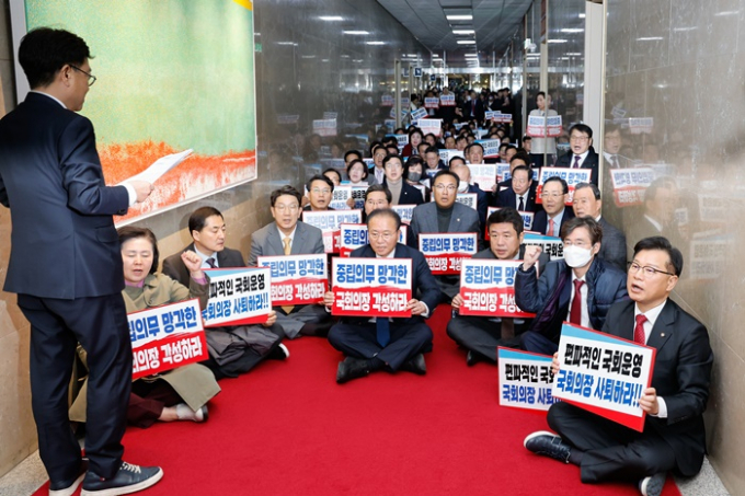 윤재옥 국민의힘 원내대표를 비롯한 의원들이 30일 오후 본회의 전 서울 여의도 국회의장실 앞에서 더불어민주당의 이동관 방송통신위원장 탄핵안 상정과 관련 김진표 의장 규탄 구호를 외치고 있다. /사진=뉴스1