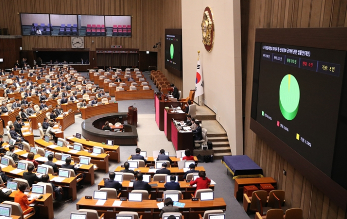 더불어민주당이 재발의한 이동관 방송통신위원장 탄핵소추안이 30일 국회 본회의 보고됐다. 사진은 지난달 서울 여의도 국회에서 열린 제410회 국회(정기회) 제9차 본회의에서 '머그샷'을 공개하는 특정중대범죄 피의자 등 신상정보 공개에 관한 법률안이 가결되고 있는 모습. /사진=뉴스1