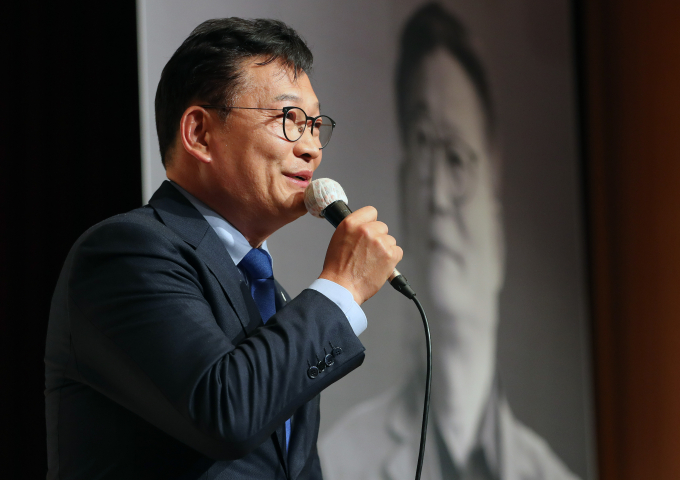 민주당 전당대회 돈봉투 수수 사건을 수사 중인 검찰이 조만간 송영길 전 더불어민주당 대표를 소환해 조사할 예정이다. 사진은 송 전 대표가 지난 9일 서울 종로구 조계사 전통문화예술공연장에서 열린 ‘송영길의 선전포고’ 출판기념회에서 인사말을 하는 모습. /사진=뉴스1
