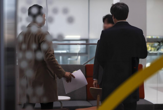 경찰이 메가MGC커피(이하 메가커피) 전·현 직원들에 대한 리베이트 혐의를 포착해 본사 압수수색을 진행했다. 사진은 30일 서울 강남구 메가MGC커피 본사에서 입수수색을 벌이고 있는 경찰청 국가수사본부 수사관들. /사진= 뉴시스