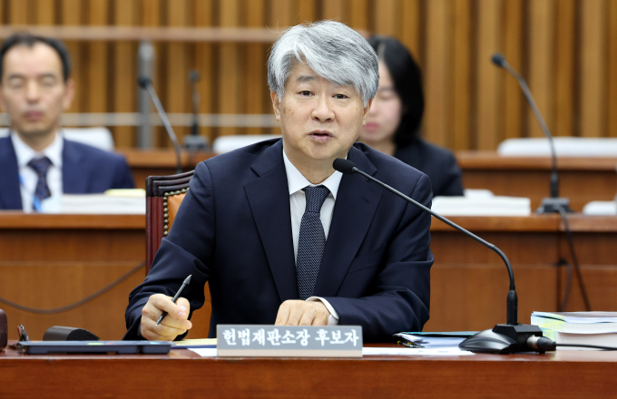 이종석(62·사법연수원 15기) 헌법재판소장 후보자에 대한 국회 인사청문경과보고서가 본회의를 통과했다. 사진은 이 후보자가 지난 13일 서울 여의도 국회에서 열린 인사청문회에서 의원 질의에 답변하고 있는 모습. /사진=뉴시스