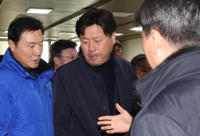 이재명 더불어민주당 대표의 불법 대선 예비경선 자금을 수수하고 뇌물을 받은 혐의로 기소된 김용 전 민주연구원 부원장이 징역 5년을 선고받았다. 사진은 김 전 부원장이 30일 오후 서울 서초구 서울중앙지방법원에서 열린 정치자금법 위반·특정범죄 가중처벌법상 뇌물 혐의 사건 1심 선고 공판에 출석하는 모습. /사진=뉴스1