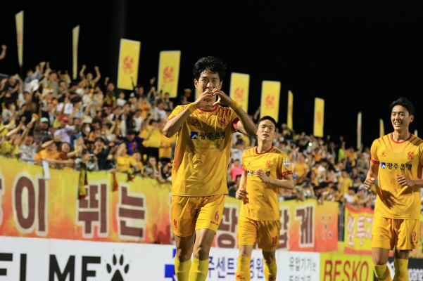 지난 6월 3일 K리그1 16라운드 포항전 광주FC 안영규선수가 득점 세리머니를 펼치고 있다./사진=한국프로축구연맹