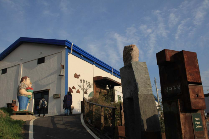           최근 신안 암태에 문을 연 '남하부엌' 고풍스럽 인테이어와 저렴한 이탈리안 요리를 맛볼 수 있다./홍기철기자
