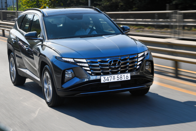 현대차·기아가 주행 중 속도 저하 우려가 나타난 하이브리드 차 약 24만대를 대상으로 SW 무상 업데이트를 제공한다. 사진은 현대차 투싼. /사진=현대차