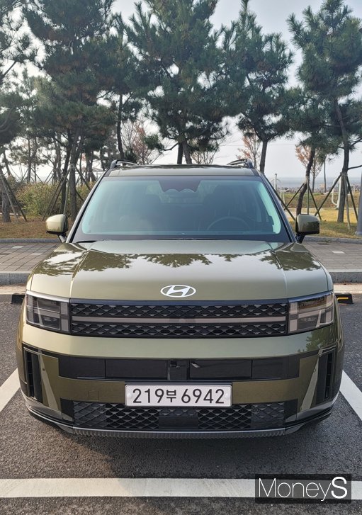 각 진 외형의 디 올 뉴 싼타페는 헤드라이트에 현대차 엠블럼을 재해석한 알파벳 H가 적용됐다. /사진=김창성 기자