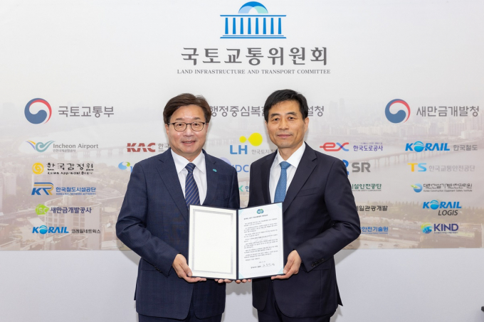 염태영 경제부지사가 서한문을 제출하고 있다. / 사진제공=경기도
