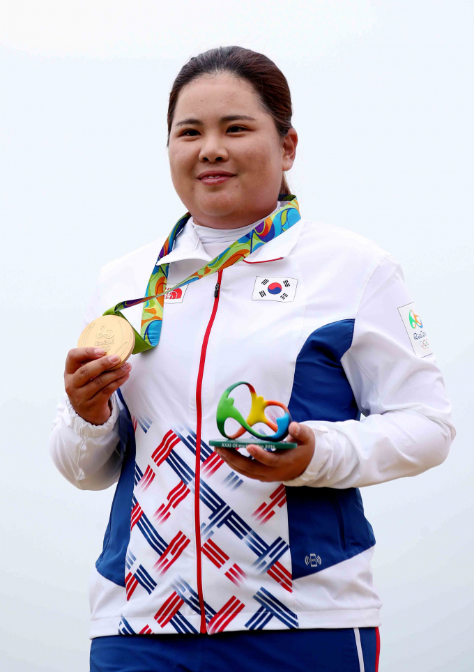 국제올림픽위원회 선수위원 최종 후보에 오른 박인비. 박인비가 2016년 리우 올림픽 여자골프 시상식에서 금메달을 들고 기념 촬영을 하고 있다. /사진= 대한체육회
