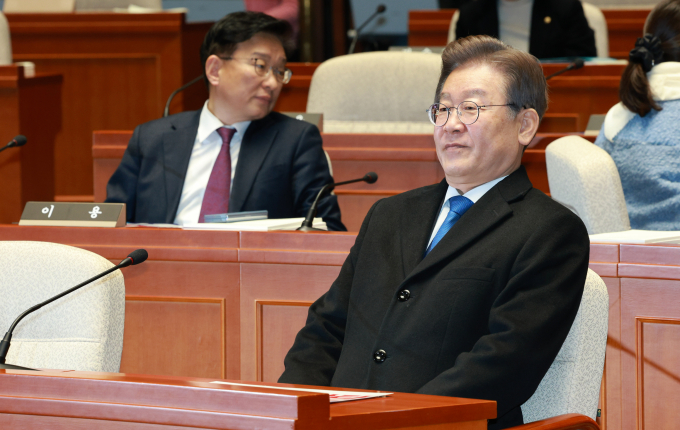 이재명 더불어민주당 대표가 최측근인 김용 전 민주연구원 부원장의 실형 선고에 대해 "좀 더 지켜보겠다"고 말했다. 사진은 이 대표가 30일 서울 여의도 국회 본관 예결위회의장에서 열린 의원총회에 참석해 의자에 앉아 있는 모습. /사진=뉴시스